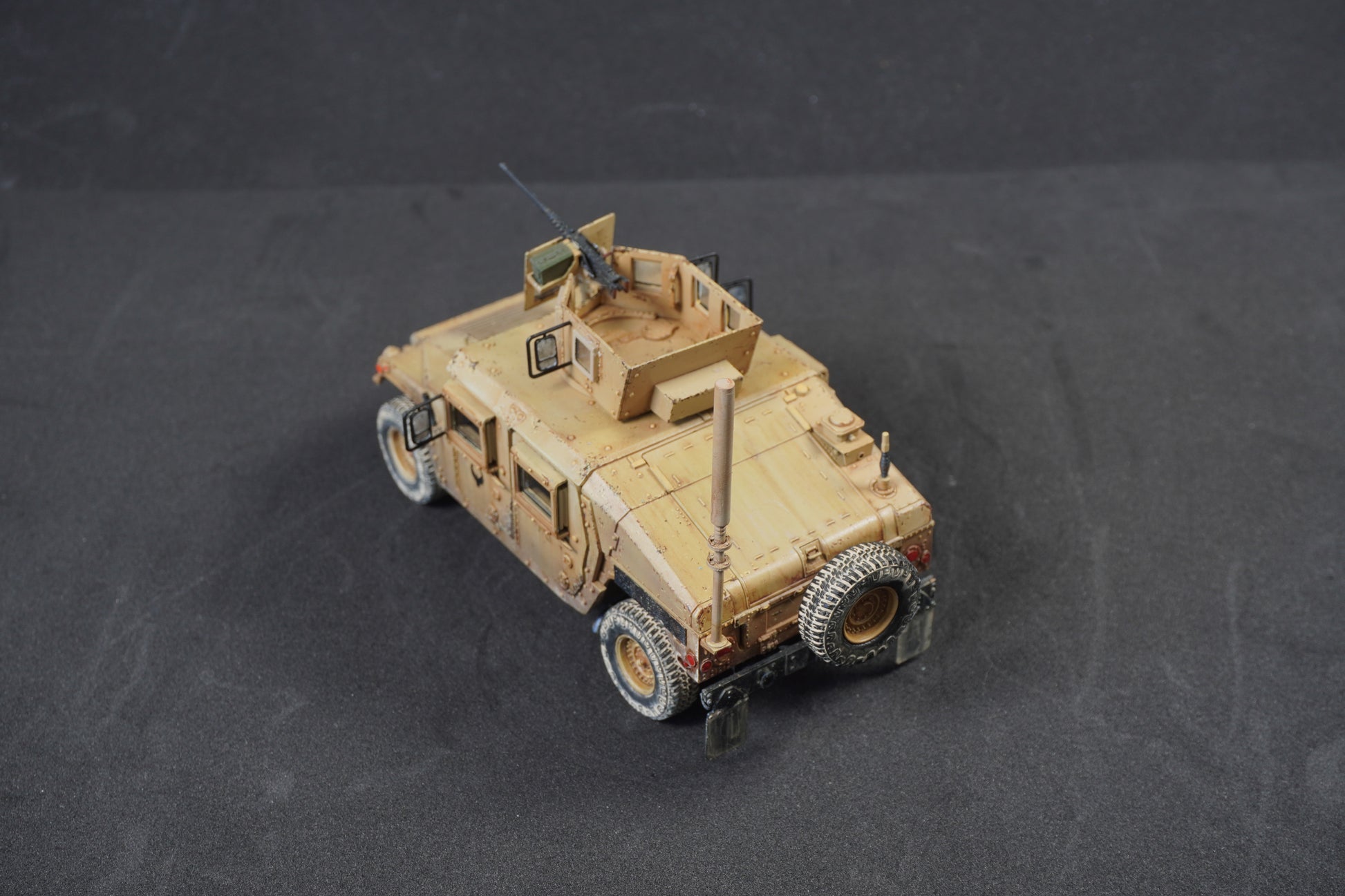 HMMWV M1151 — detalle antena