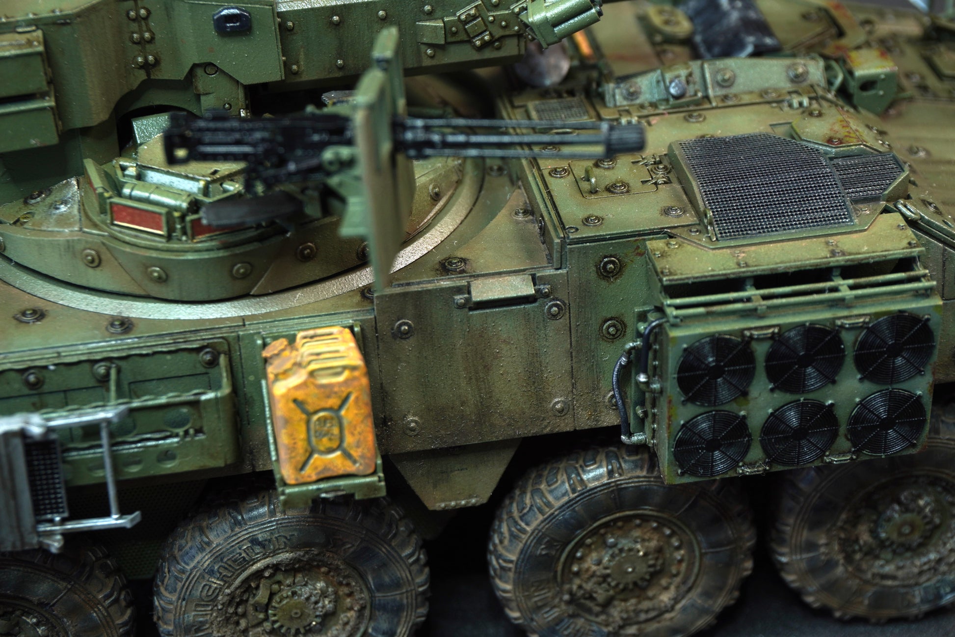 Stryker M1128 — accesorios cubierta