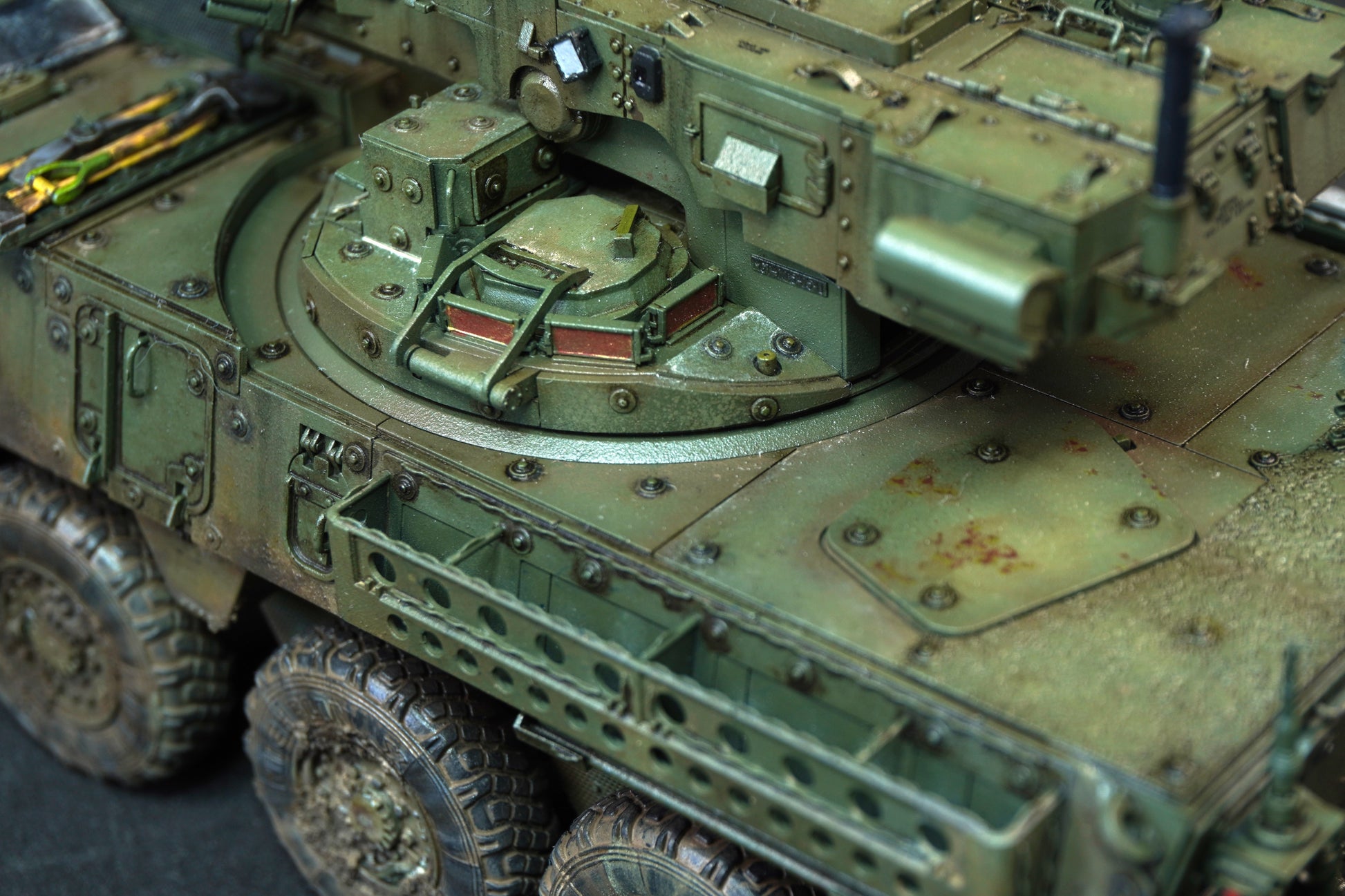 Stryker M1128 — ruedas y bajos