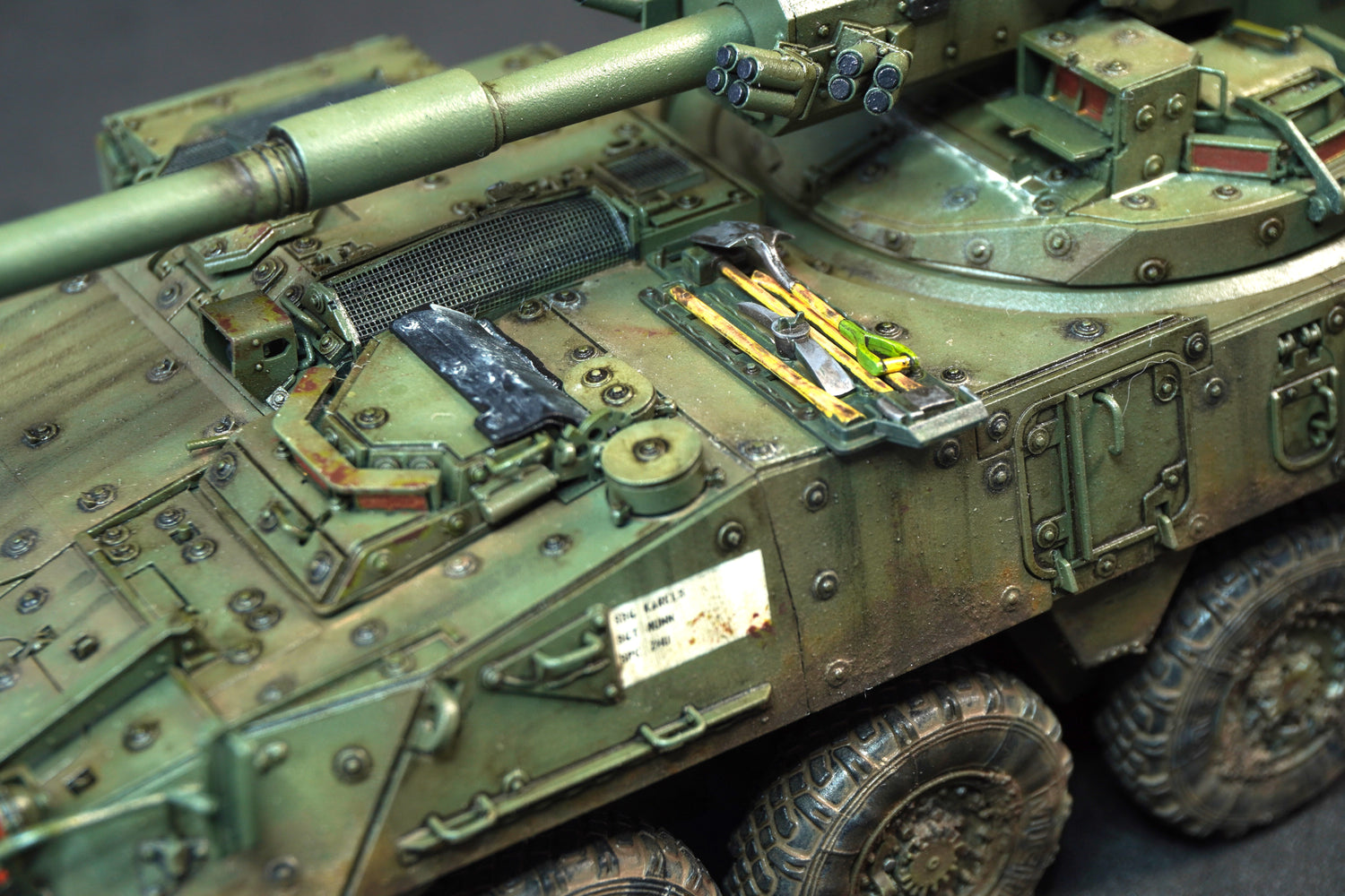 Stryker M1128 — detalle weathering