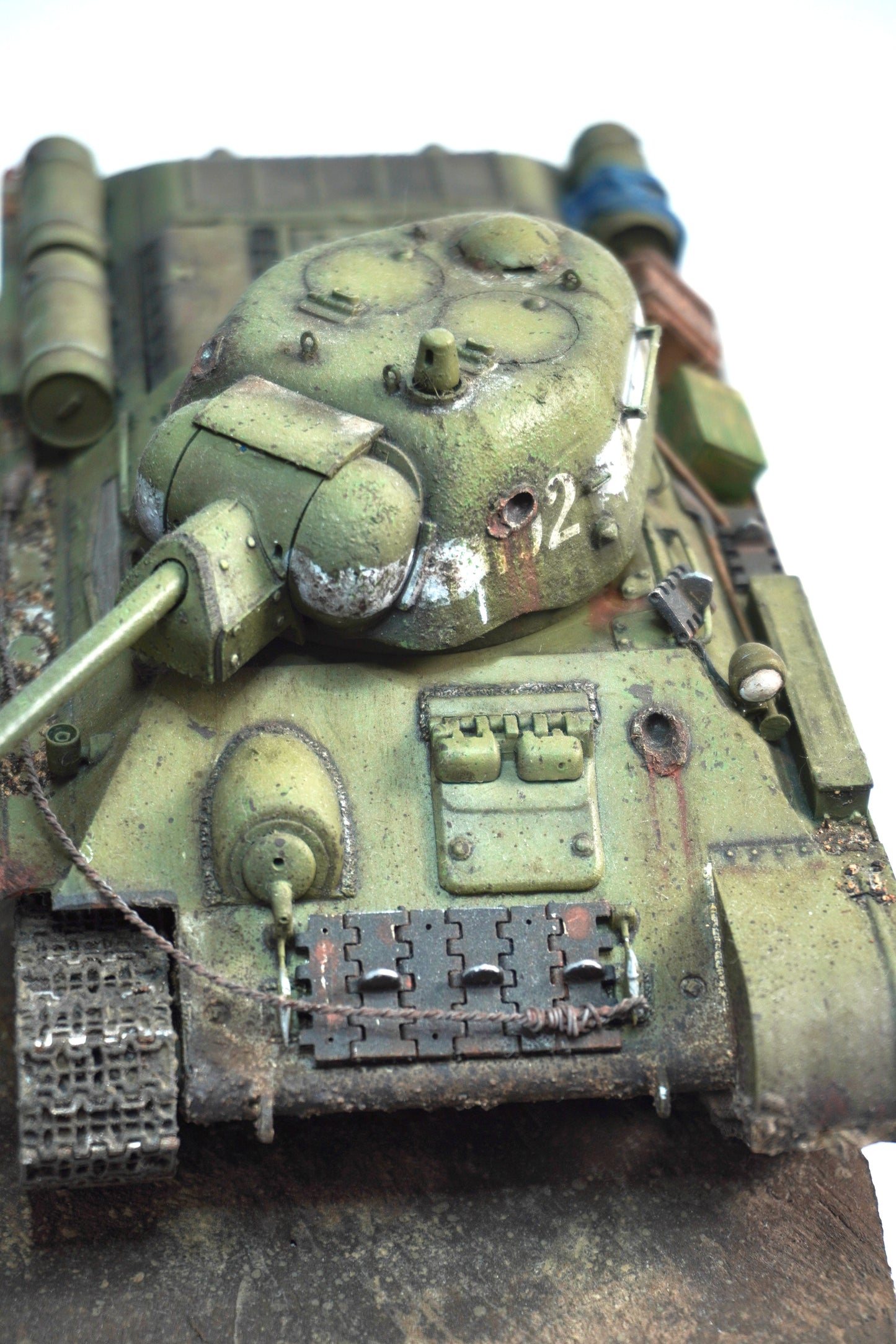 Diorama T-34/76 — detalle escombros